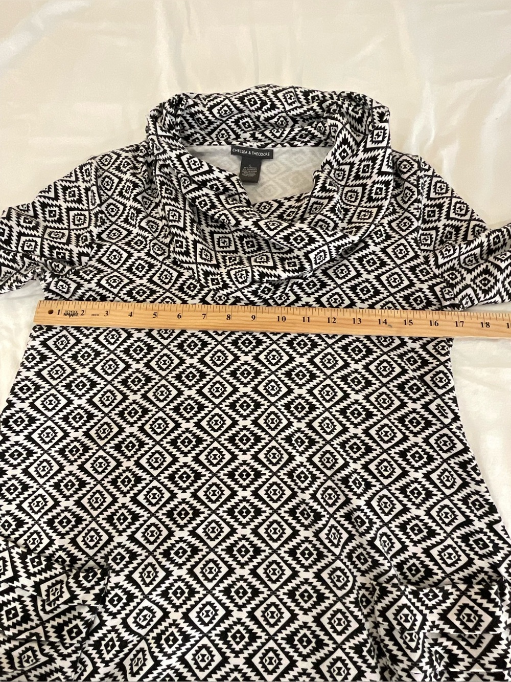 Chelsea & Theodore Women’s L Black & White Geometric Cowl Neck Tunic - Picture 4 of 5